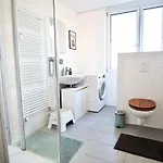 Apartamento 2,5 Zi Design Near Porsche Museum With Beamer, Netflix, Ps5