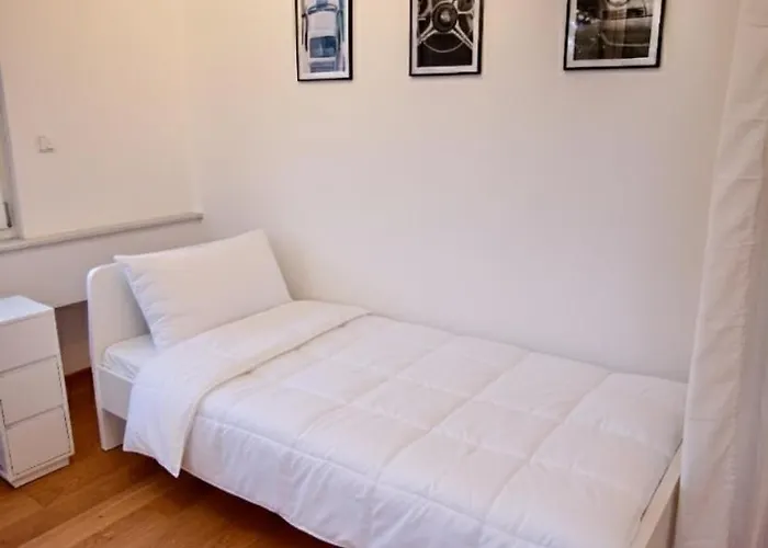 2,5 Zi Design Near Porsche Museum With Beamer, Netflix, Ps5 Apartment Stuttgart